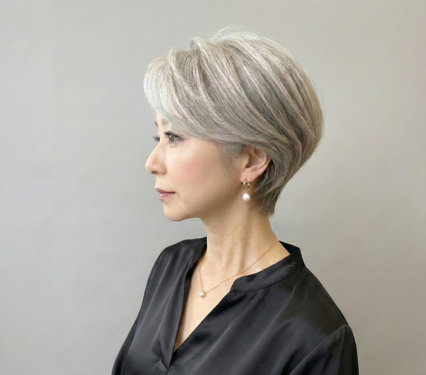上品なグレイヘアのショートスタイル